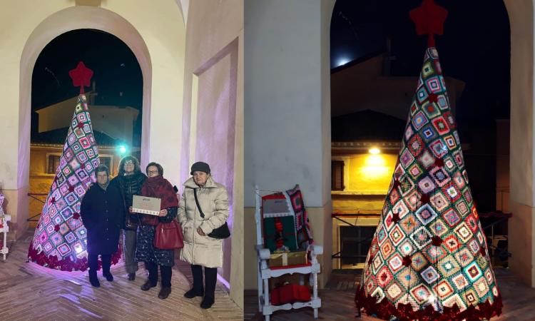 Oltre 400 piastrelle, Montefano ha il suo albero all'uncinetto: un progetto corale che illumina il paese