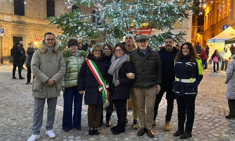 Una Magia di Luci e Comunità: Montefano Ha Acceso il Suo Natale All'Insegna del Volontariato Una Magia di Luci e Comunità: Montefano Ha Acceso il Suo Natale All'Insegna del Volontariato