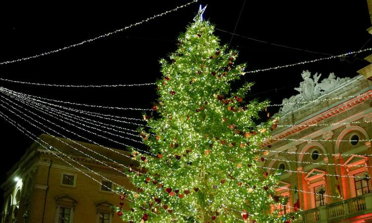 Recanati accende il Natale tra luci, alberi e messaggi di inclusione