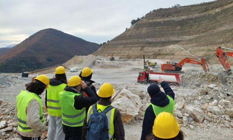 Studenti Unicam a Caldarola: visita didattica al sito estrattivo per apprendere tecniche e tutela ambientale Studenti Unicam a Caldarola: visita didattica al sito estrattivo per apprendere tecniche e tutela ambientale