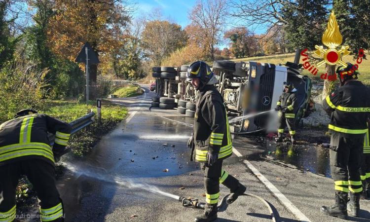 San Ginesio, si ribalta con il camion lungo la Statale 78: muore il conducente di 49 anni (FOTO) San Ginesio, si ribalta con il camion lungo la Statale 78: muore il conducente di 49 anni (FOTO)