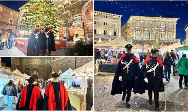 Macerata, Carabinieri in uniforme di rappresentanza presidiano i Mercatini di Natale Macerata, Carabinieri in uniforme di rappresentanza presidiano i Mercatini di Natale