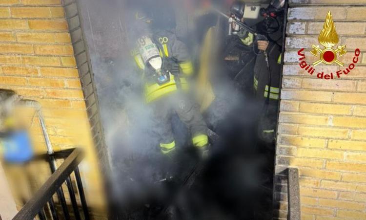 Incendio in un appartamento nella notte: donna evacuata dai vigili del fuoco e trasferita in ospedale
