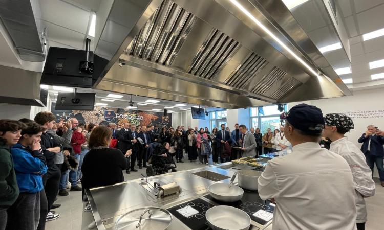 Università di Camerino: Inaugurato il nuovo Food Lab, polo di eccellenza per la scienza del gusto Università di Camerino: Inaugurato il nuovo Food Lab, polo di eccellenza per la scienza del gusto