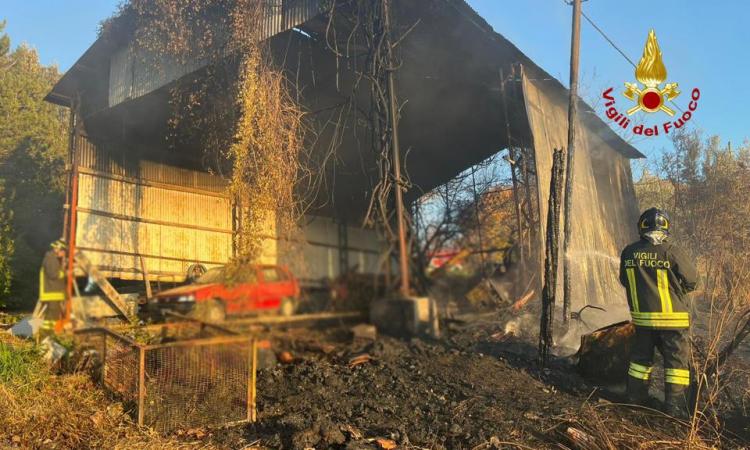 Incendio in un capanno agricolo: mezzi salvati dalle fiamme Incendio in un capanno agricolo: mezzi salvati dalle fiamme