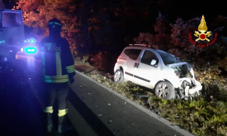 Tremendo scontro frontale tra auto e camion: muore un uomo Tremendo scontro frontale tra auto e camion: muore un uomo