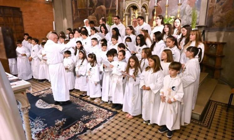 Rotary Club Macerata "Matteo Ricci", Concerto di Natale in Piazza Vittorio Veneto Rotary Club Macerata "Matteo Ricci", Concerto di Natale in Piazza Vittorio Veneto