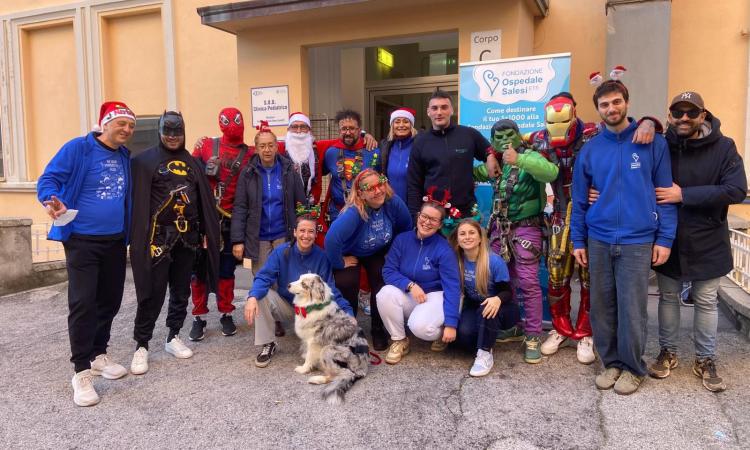 Fondazione Ospedale Salesi ETS, i supereroi acrobatici scendono dal tetto per donare un Natale speciale ai bambini Fondazione Ospedale Salesi ETS, i supereroi acrobatici scendono dal tetto per donare un Natale speciale ai bambini