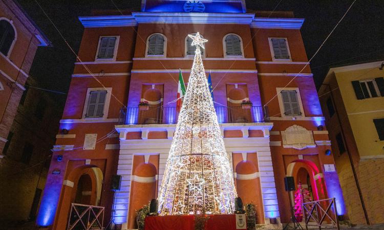 Luminarie accese ad Appignano: il borgo della ceramica celebra l'Inizio del Natale Luminarie accese ad Appignano: il borgo della ceramica celebra l'Inizio del Natale