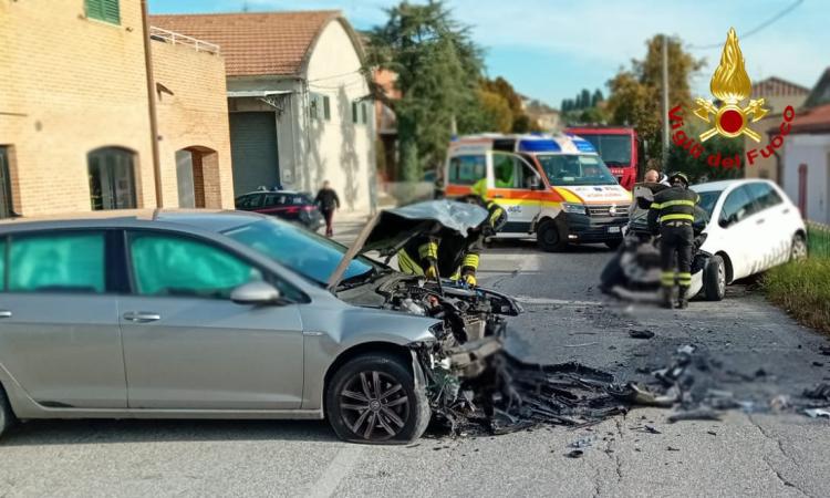Scontro frontale tra due auto: i conducenti estratti dai carabinieri, strada chiusa Scontro frontale tra due auto: i conducenti estratti dai carabinieri, strada chiusa