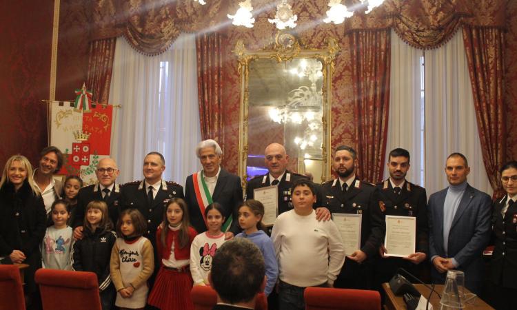 Macerata, sventano tentativo di suicidio in stazione: il Comune premia con encomio i tre carabinieri