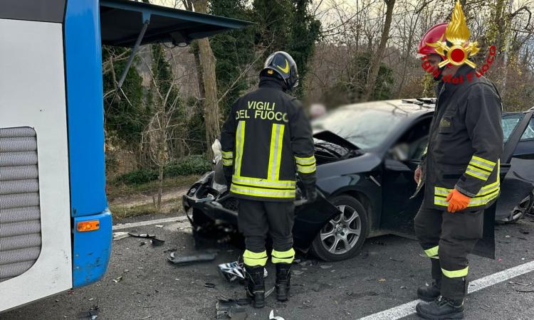 Gagliole, scontro tra uno scuolabus e un'auto: madre e figlio finiscono in ospedale
