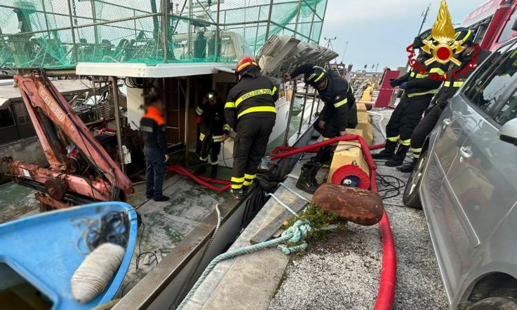 Civitanova, il motopeschereccio imbarca acqua: necessario l'intervento dei vigili del fuoco Civitanova, il motopeschereccio imbarca acqua: necessario l'intervento dei vigili del fuoco