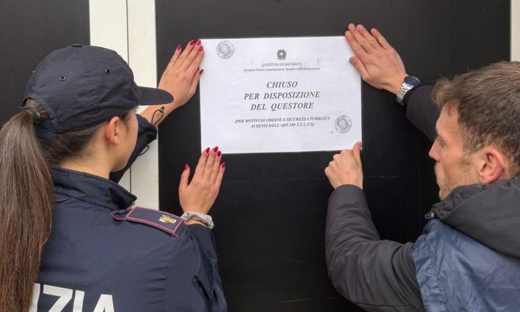 Macerata, nel circolo viene picchiato un giovane e clienti non soci: il questore sospende la licenza Macerata, nel circolo viene picchiato un giovane e clienti non soci: il questore sospende la licenza