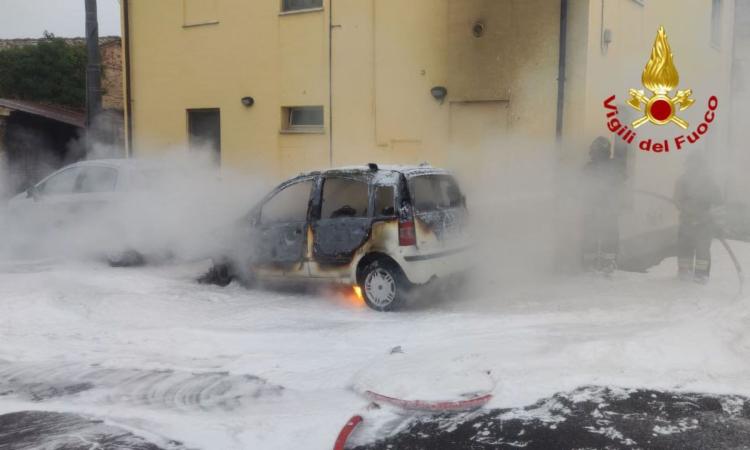 Auto divorata dalle fiamme: intervento dei Vigili del Fuoco