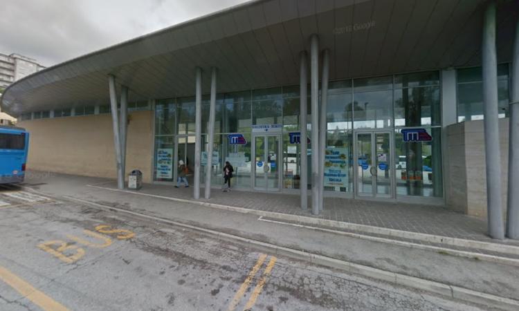 Macerata, soldi e scarpe strappati a un minorenne al terminal bus. La madre: "Poteva finire molto peggio" (VIDEO)