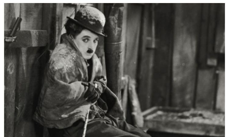 Civitanova, il Cecchetti compie 25 anni: "una festa d'oro" con il mito di  Charlie Chaplin