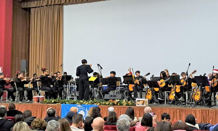 Macerata, l’Orchestra del Convitto Leopardi accende il Natale: 70 strumenti e un’Aula Magna gremita