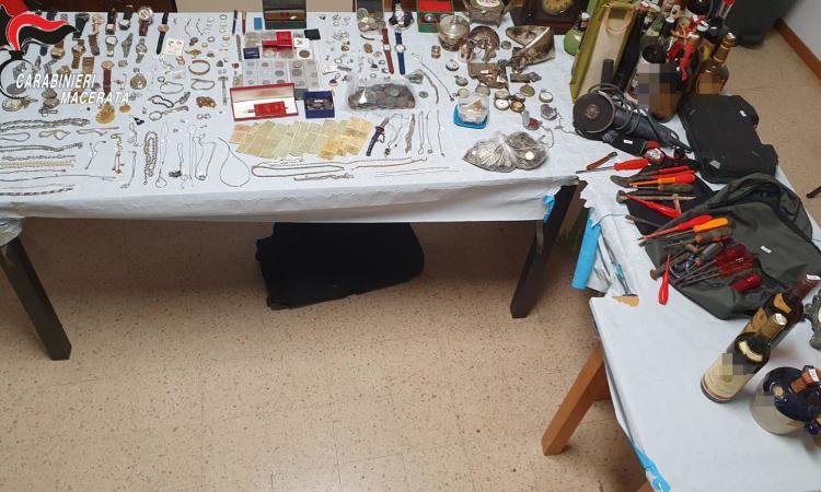 Matelica, restituiti ai proprietari i gioielli rubati nel 2022: chiuso un lungo iter giudiziario Matelica, restituiti ai proprietari i gioielli rubati nel 2022: chiuso un lungo iter giudiziario