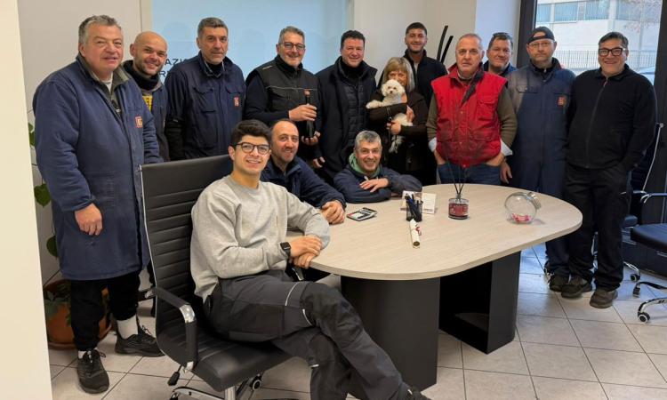 Tolentino, l'azienda CLC festeggia 30 anni di attività: visita a sorpresa del sindaco Sclavi Tolentino, l'azienda CLC festeggia 30 anni di attività: visita a sorpresa del sindaco Sclavi