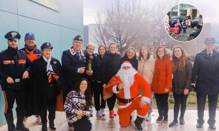 I piccoli dell’asilo "N. Green" ringraziano i carabinieri: regalo e sorrisi a Tolentino I piccoli dell’asilo "N. Green" ringraziano i carabinieri: regalo e sorrisi a Tolentino