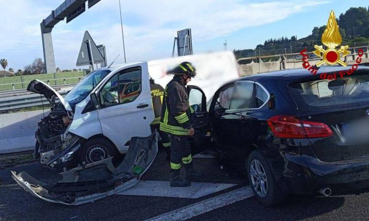 Tamponamento sull'A14 a Grottammare: traffico in tilt alla vigilia di Natale