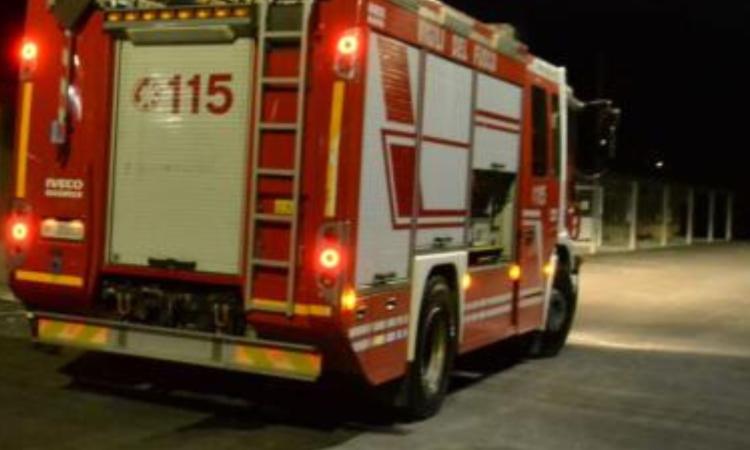 Fermo, anello incastrato al dito: intervento dei vigili del fuoco al Pronto soccorso Fermo, anello incastrato al dito: intervento dei vigili del fuoco al Pronto soccorso