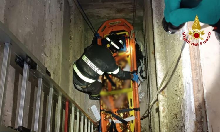 Civitanova, grata cede in una tomba: uomo precipita per 5 metri, soccorso con l'eliambulanza