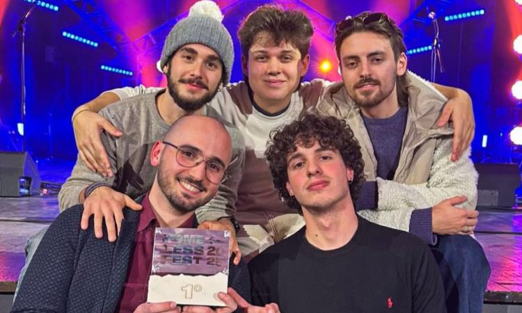 "Il nostro indie-rock con echi di Pino Daniele, così cantiamo la nostra terra": i 'Gruve' si raccontano dopo la vittoria dell'Homeless Fest "Il nostro indie-rock con echi di Pino Daniele, così cantiamo la nostra terra": i 'Gruve' si raccontano dopo la vittoria dell'Homeless Fest