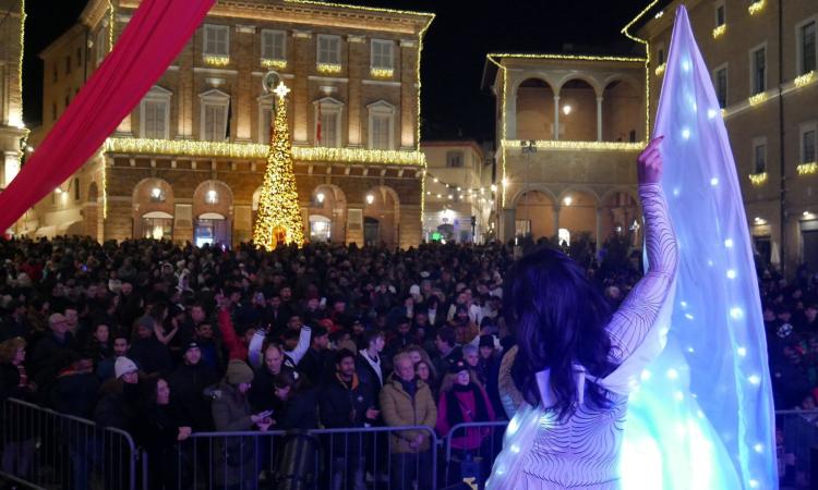 Capodanno e Miss Befana a Macerata, scatta l’ordinanza: stop a vetro e lattine nel centro storico Capodanno e Miss Befana a Macerata, scatta l’ordinanza: stop a vetro e lattine nel centro storico