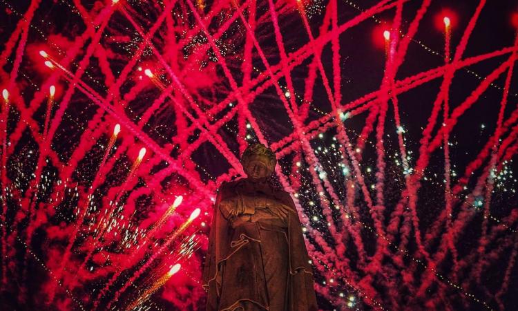 Recanati, i due volti del Capodanno: oltre 1500 persone in piazza Leopardi, sigilli a due distributori automatici non a norma