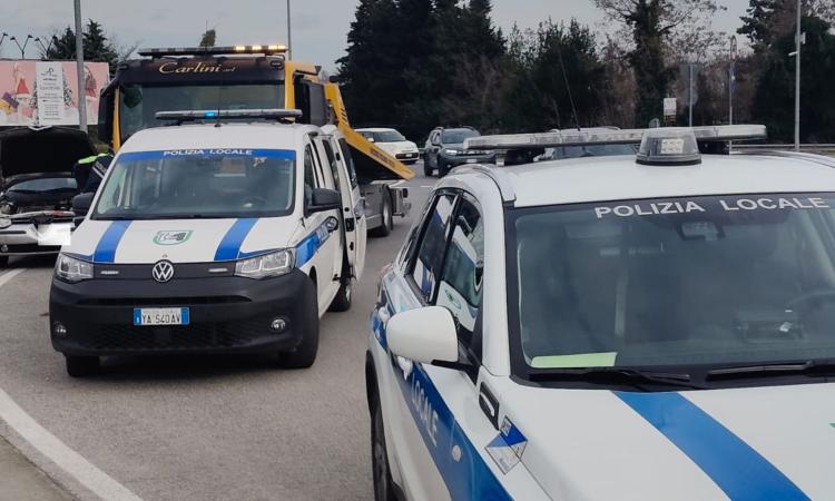 Macerata, non si ferma all'alt e scatta inseguimento: automobilista trovato senza patente e assicurazione