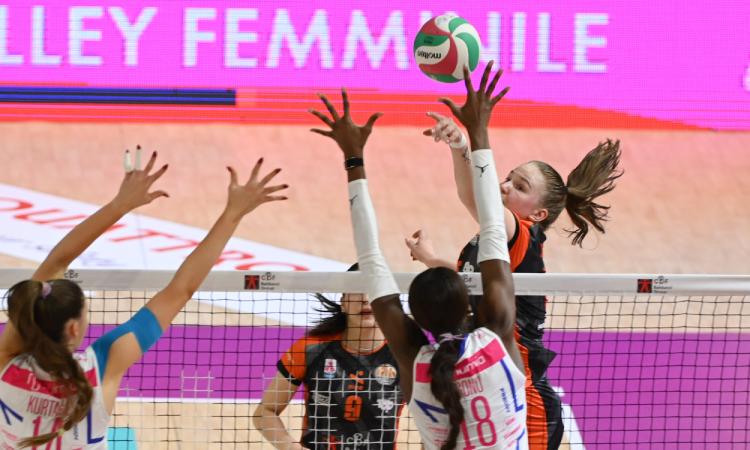 CBF Balducci HR Macerata - Le arancionere lottano ma vengono superate da Milano (0-3) in un Fontescodella sold out CBF Balducci HR Macerata - Le arancionere lottano ma vengono superate da Milano (0-3) in un Fontescodella sold out