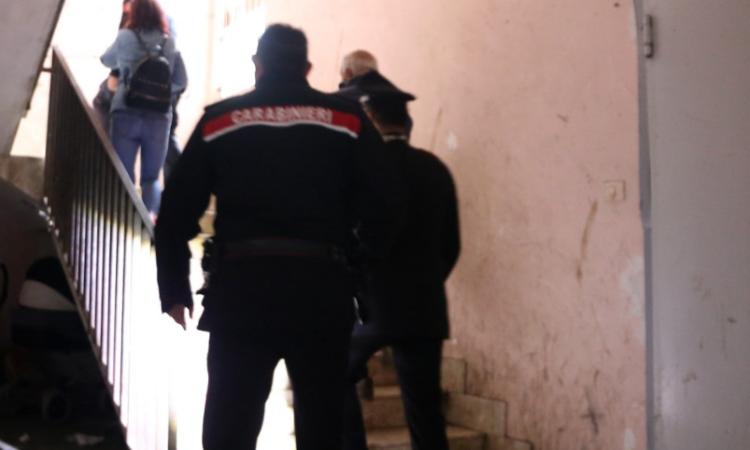 Follia a Porto Recanati: armato di forbici si scaglia contro i carabinieri, un militare ferito