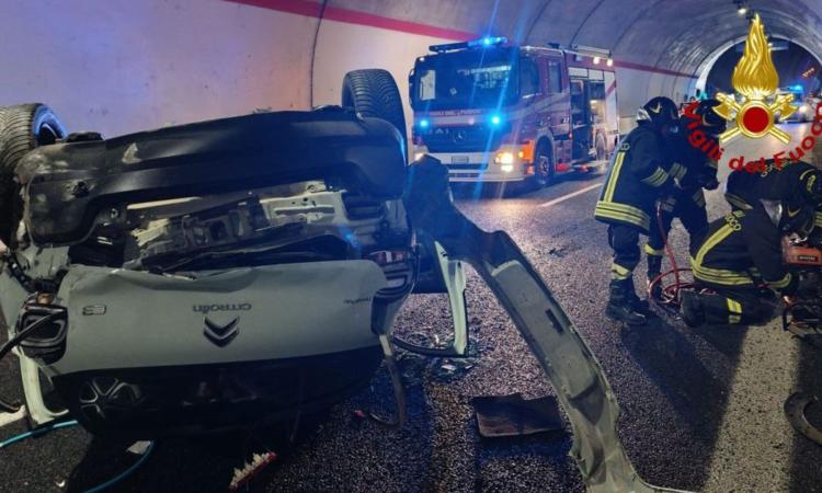 Serravalle, incidente in galleria: tre feriti trasportati a Camerino