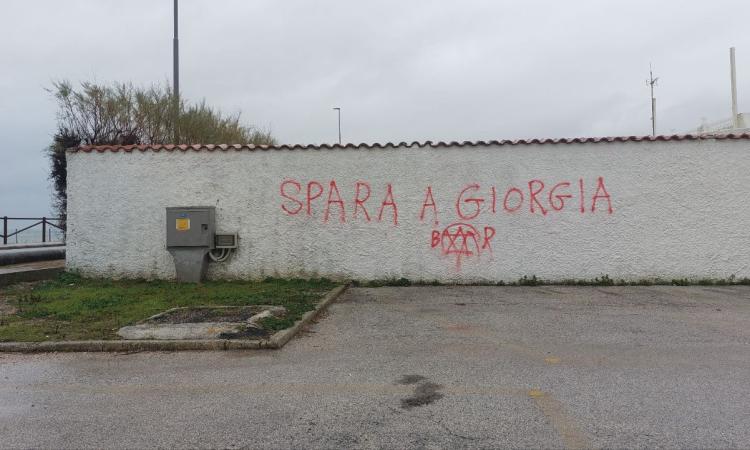 "Spara a Giorgia" e il simbolo "Br" (ma con la stella sbagliata): atto di vandalismo a Porto Recanati "Spara a Giorgia" e il simbolo "Br" (ma con la stella sbagliata): atto di vandalismo a Porto Recanati