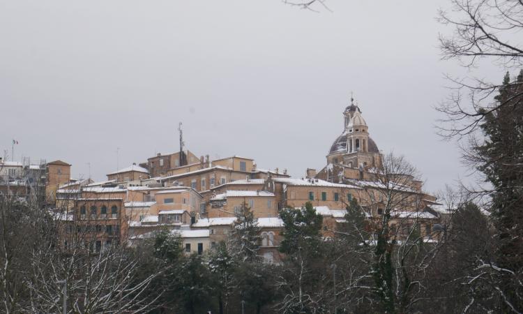 Macerata sotto la neve, città ghiacciata tra pupazzi, bob e strade liberate (FOTOGALLERY)