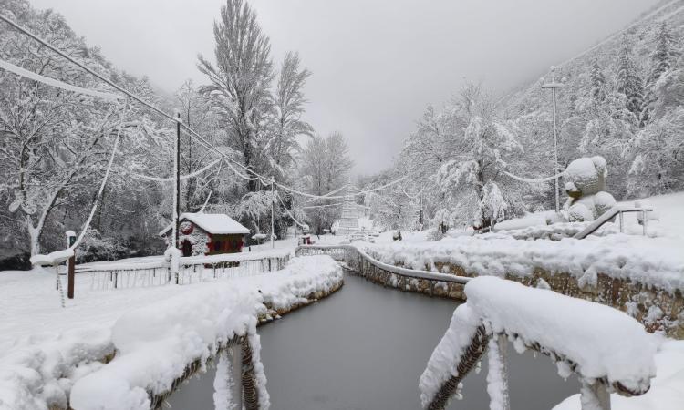 La magia del Natale non si spegne a Pieve Torina: aperti Sentiero delle acque e Paese dei balocchi La magia del Natale non si spegne a Pieve Torina: aperti Sentiero delle acque e Paese dei balocchi