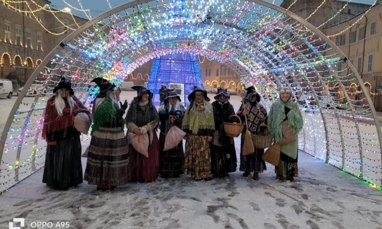 Neve e freddo non fermano la Befana: festa riuscita in piazza del Popolo a San Severino Neve e freddo non fermano la Befana: festa riuscita in piazza del Popolo a San Severino