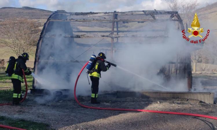 Belforte, fiamme in una rimessa agricola: a fuoco mezzi e attrezzature Belforte, fiamme in una rimessa agricola: a fuoco mezzi e attrezzature