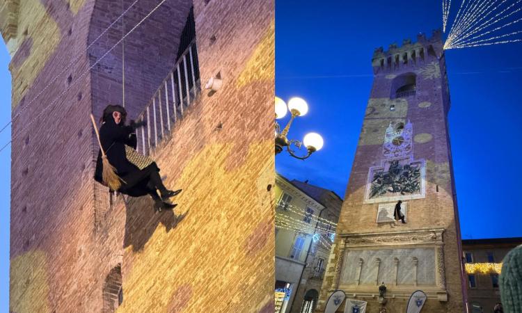 Recanati, dalle campane della Torre alla piazza: la Befana conquista i bimbi recanatesi Recanati, dalle campane della Torre alla piazza: la Befana conquista i bimbi recanatesi