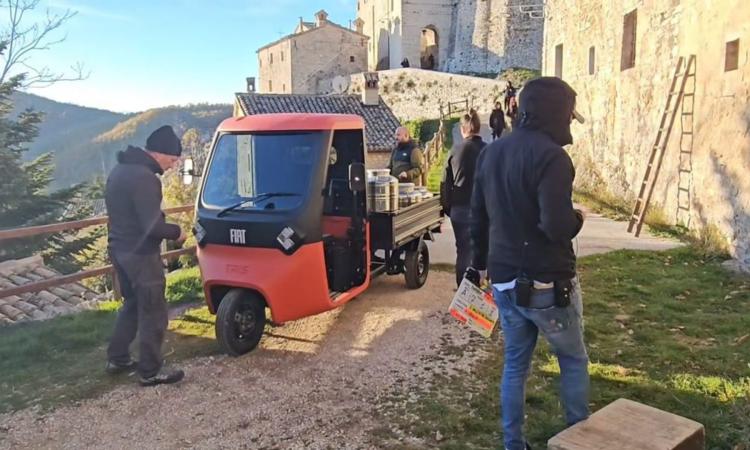 'L’apittu rusciu e niro' cantato dai Vincisgrassi è realtà': nasce Fiat tris, lo spot girato a Elcito (FOTO) 'L’apittu rusciu e niro' cantato dai Vincisgrassi è realtà': nasce Fiat tris, lo spot girato a Elcito (FOTO)