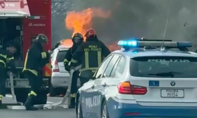 Caos in superstrada, auto a fuoco e incidente con più mezzi nel giro di pochi minuti: due feriti all'ospedale Caos in superstrada, auto a fuoco e incidente con più mezzi nel giro di pochi minuti: due feriti all'ospedale