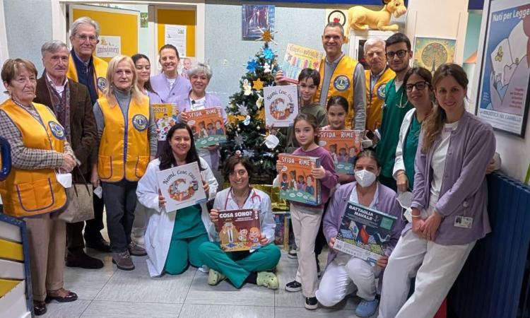 Il Lions Club Macerata dona giocattoli ai bambini ricoverati in Pediatria Il Lions Club Macerata dona giocattoli ai bambini ricoverati in Pediatria