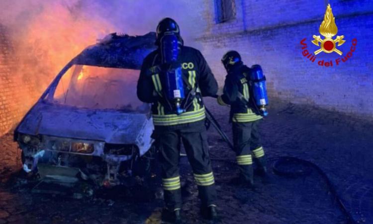 Montegiorgio, furgone in fiamme alle 4 di notte: merce in cenere e indagini in corso