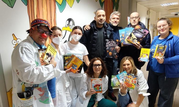 Quando i libri diventano cura: Picus dona storie ai piccoli pazienti del Salesi Quando i libri diventano cura: Picus dona storie ai piccoli pazienti del Salesi