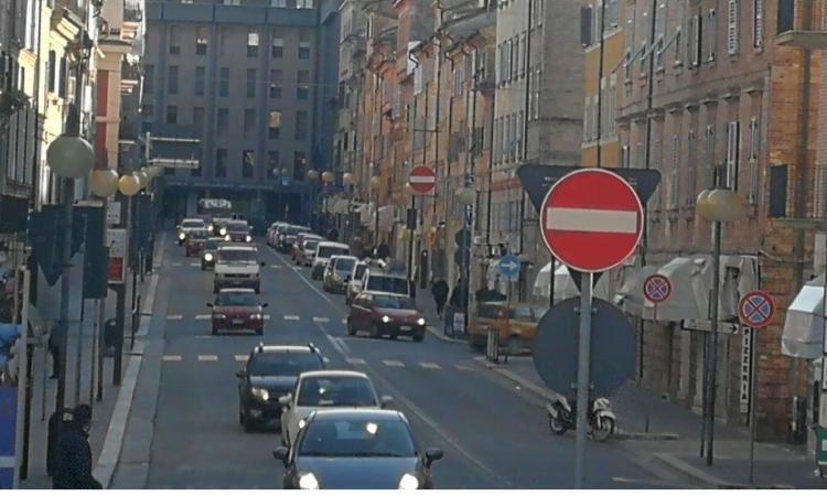 Parcheggi a tempo anche in corso Cairoli? Si apre all'ipotesi: "Tutto ciò che aiuta il commercio è benvenuto"