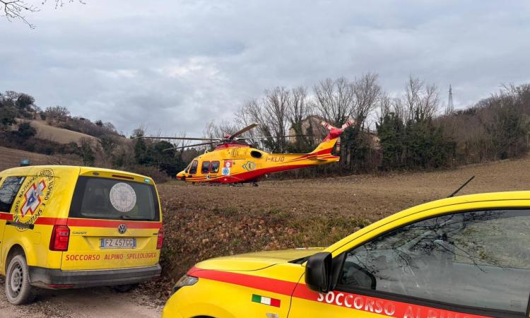 Precipita in un fossato per 30 metri: mobilitati elisoccorso, vigili del fuoco e soccorso alpino (FOTO)