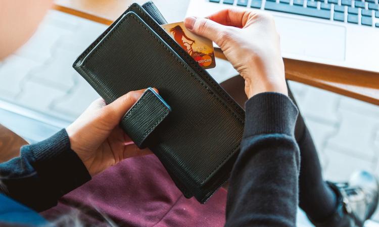 Finto operatore della carta di credito la raggira al telefono: 53enne di Treia derubata di 18mila euro Finto operatore della carta di credito la raggira al telefono: 53enne di Treia derubata di 18mila euro