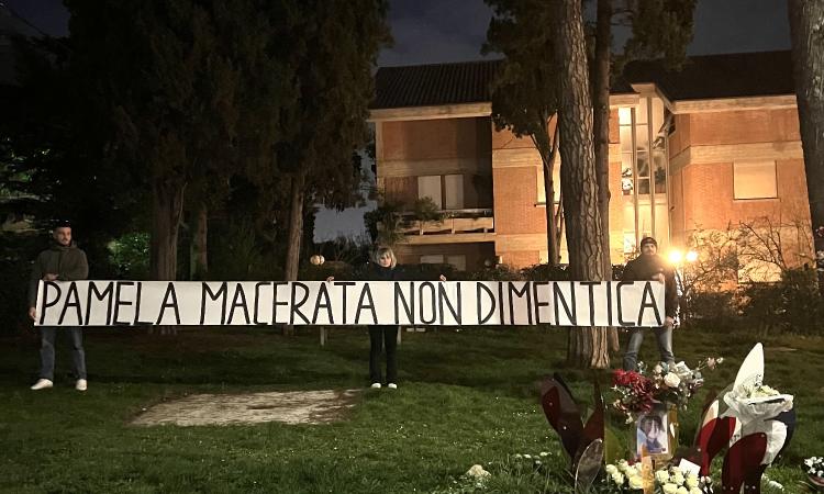 "Pamela, Macerata non dimentica": un gruppo di giovani e Alessandra Verni in via Spalato "Pamela, Macerata non dimentica": un gruppo di giovani e Alessandra Verni in via Spalato